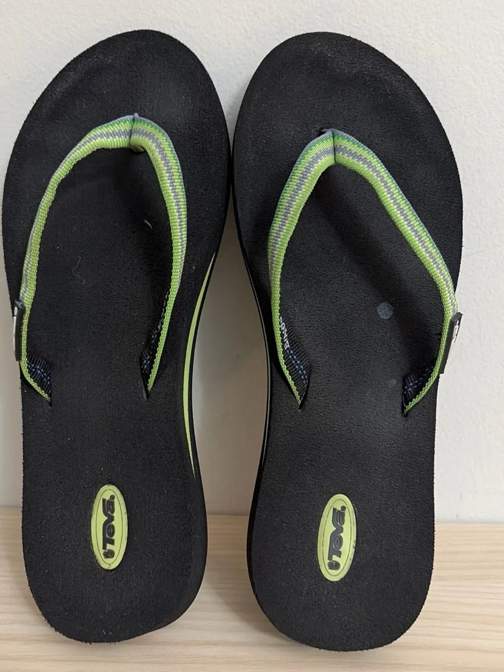 Teva women’s black/green flip flops size 6
